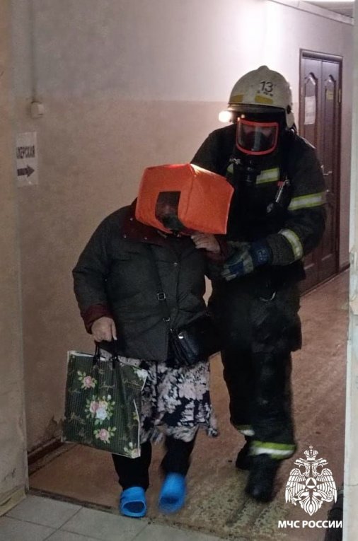 Фото: 13 человек эвакуированы при пожаре при пожаре в Череповце