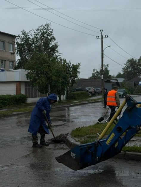 Фото: Череповецкая техника продолжает уборку улиц Белозерска