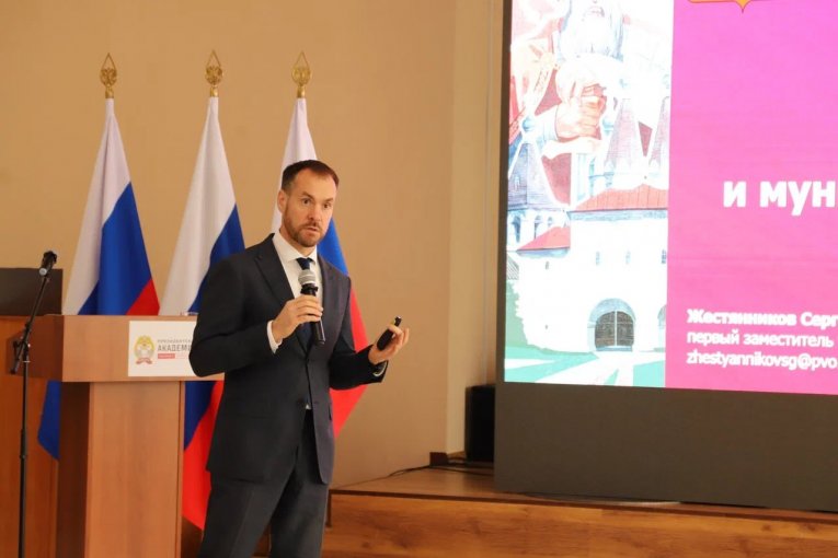 Фото: Первый замгубернатора Сергей Жестянников прочитал лекцию участникам проекта «Герои Русского Севера»