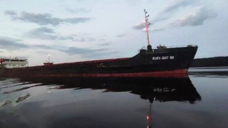 Фото: Грузовое судно село на мель в Череповецком округе