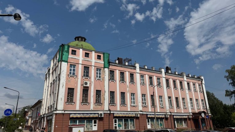 Фото: В Череповце начали ремонт фасада здания на проспекте Советском, 54