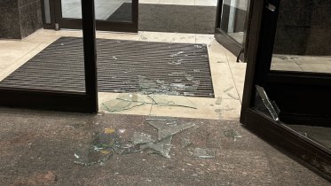 Фото: Мужчину, разбившего двери мэрии Череповца и незаконно проникшего в здание, привлекли к ответственности