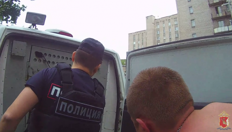 Фото: В Череповце голый дебошир ворвался в ателье