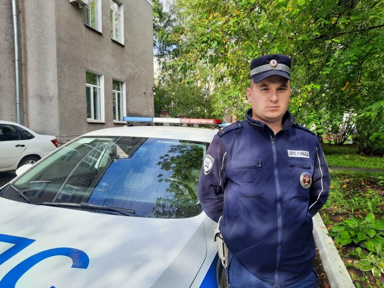 Фото: Череповецкие инспекторы ДПС оперативно доставили в больницу ребёнка с ожогами