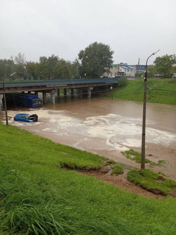 Фото: Спасатели эвакуировали людей из подтопленных складов в Череповце