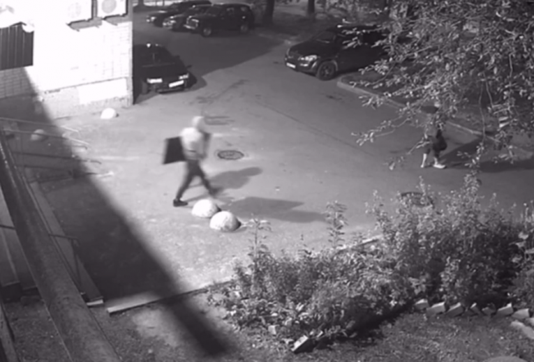Фото: В Череповце мужчина украл телевизор и ноутбук во время застолья