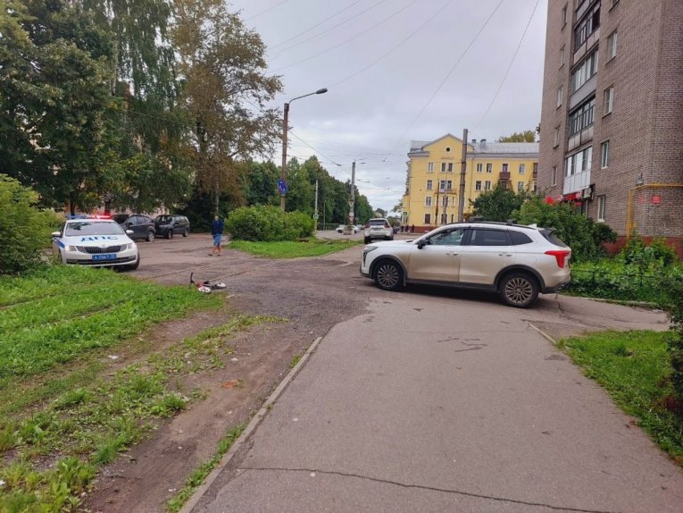 Фото: В Череповце автомобиль сбил трёхлетнего ребёнка на беговеле