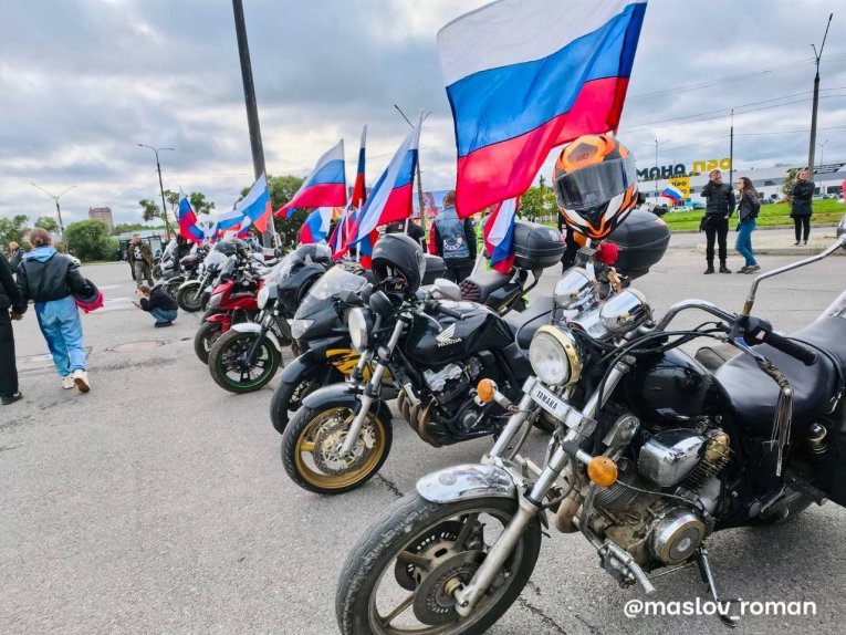 Фото: Более 700 байкеров Череповца завершили мотосезон мотопробегом в память о героях СВО
