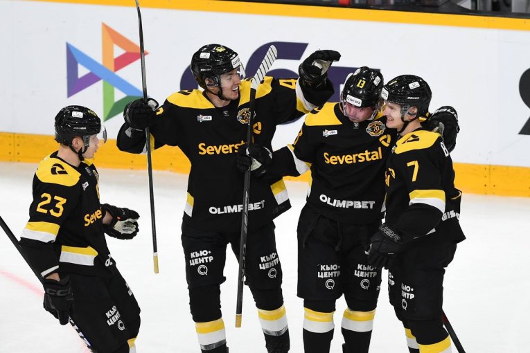 Фото: «Северсталь» начала выездную серию с победы над «Сибирью»