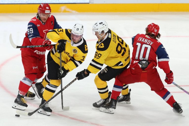 Фото: «Северсталь» вновь уступила «Локомотиву» в выездном матче