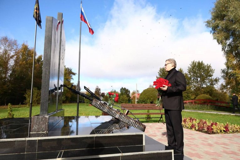 Фото: Губернатор Вологодской области почтил память бойцов ЧВК «Вагнер» у мемориала в Шексне