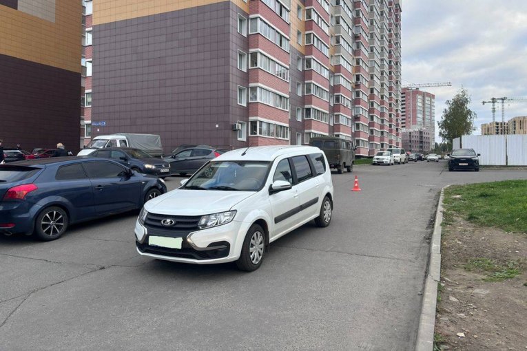 Фото: В Череповце 11-летняя девочка попала под колеса авто во дворе дома