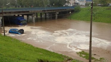 Фото: Спасатели эвакуировали людей из подтопленных складов в Череповце