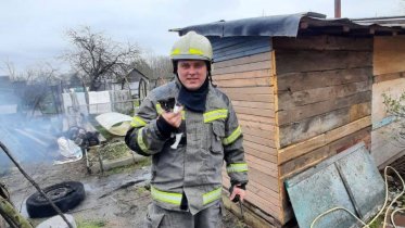 Фото: В Череповце сотрудник МЧС спас котёнка из огня