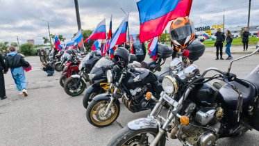 Фото: Более 700 байкеров Череповца завершили мотосезон мотопробегом в память о героях СВО