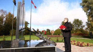 Фото: Губернатор Вологодской области почтил память бойцов ЧВК «Вагнер» у мемориала в Шексне