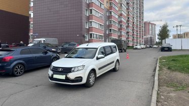 Фото: В Череповце 11-летняя девочка попала под колеса авто во дворе дома
