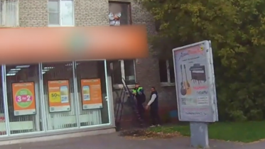 Фото: В Череповце полицейские спасли женщину, пытавшуюся причинить себе вред на крыше магазина