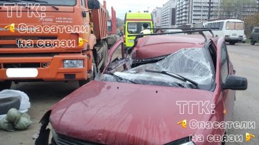 Фото: Водитель «Лады Калины» выжил после серьезной аварии в Череповце