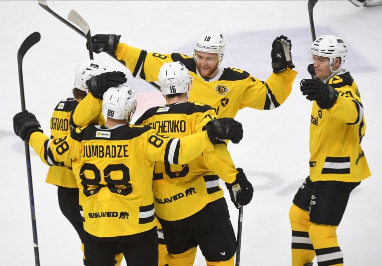 Фото: "Северсталь" одержала победу над "Шанхайскими Драконами" благодаря дублю Давида Думбадзе