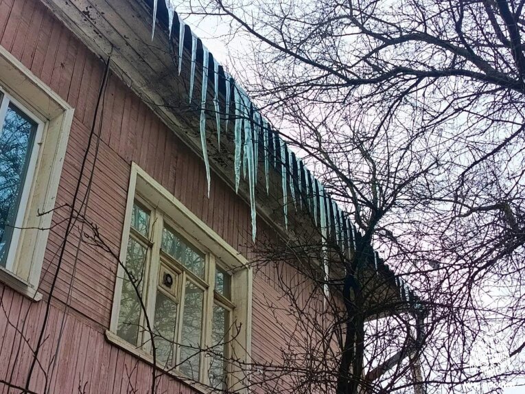 Фото: МЧС предупреждает жителей Вологодчины об опасности падения сосулек с крыш