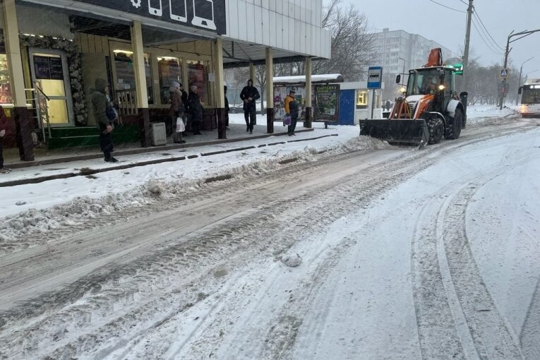 Фото: Вчера в Череповце на уборку снега вывели 44 единицы спецтехники