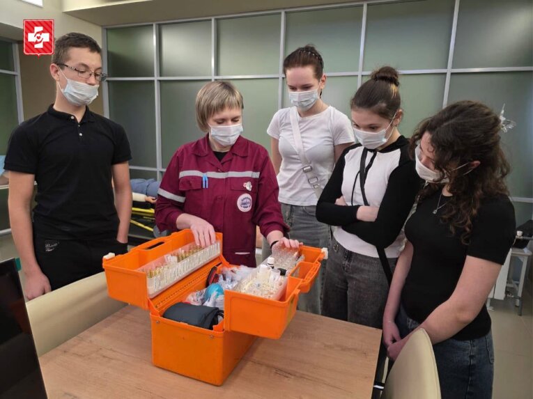 Фото: Школьники Вологодской области побывали на подстанциях скорой помощи в рамках «Школы юного медика»