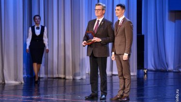 Фото: Главный врач ВОКБ2 Андрей Пулин удостоен Почётного знака «За особые заслуги перед Череповцом»