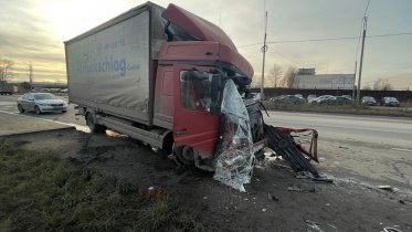 Фото: Мусоровоз врезался в фургон «Мерседес» на Северном шоссе в Череповце
