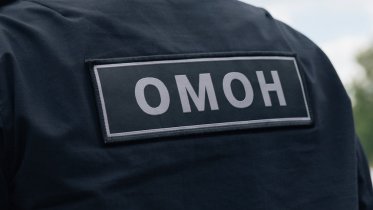 Фото: Сотрудники ОМОН спасли зажатого в машине водителя при ДТП в Череповце