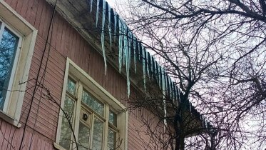 Фото: МЧС предупреждает жителей Вологодчины об опасности падения сосулек с крыш