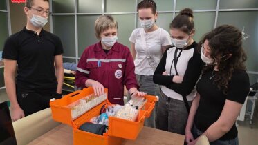 Фото: Школьники Вологодской области побывали на подстанциях скорой помощи в рамках «Школы юного медика»