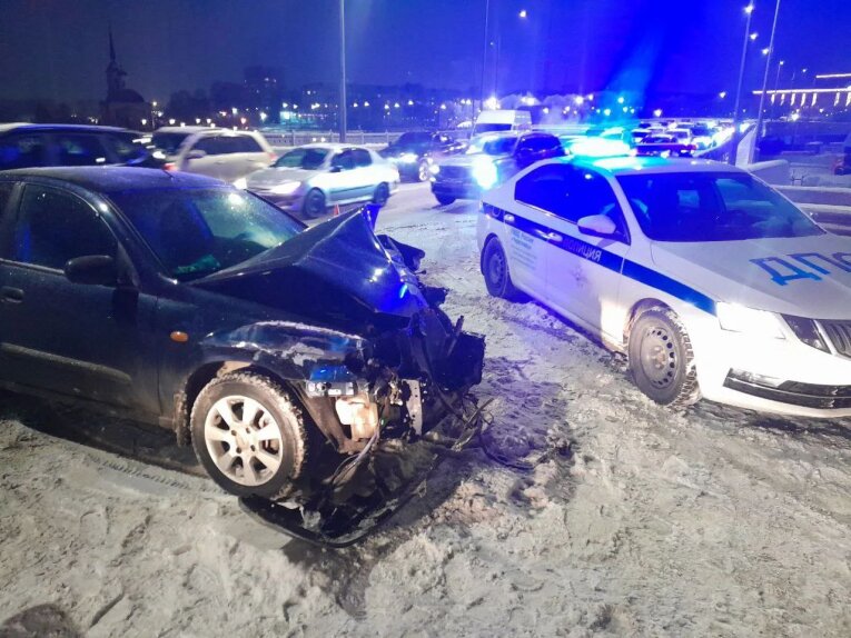 Фото: Пассажирка пострадала в лобовом столкновении на Октябрьском мосту в Череповце