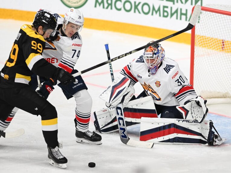 Фото: «Северсталь» в овертайме одержала волевую победу над «Металлургом» в металлургическом дерби