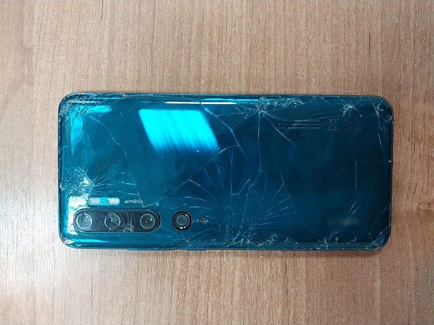 Фото: В Череповце гость украл у собутыльника телефон, перепутав его со своим при уходе
