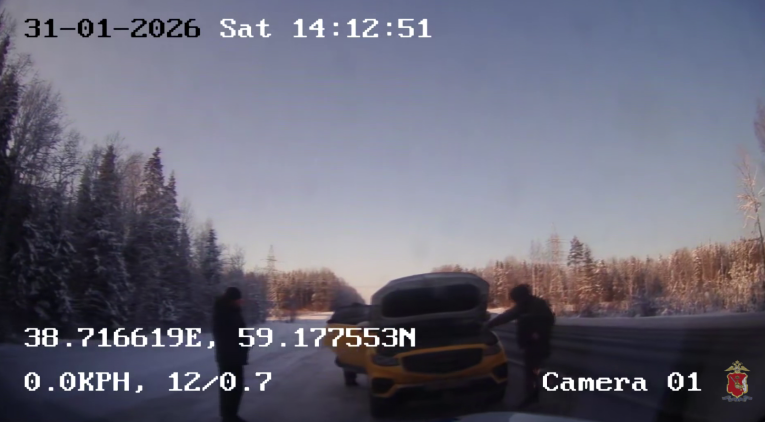 Фото: Инспекторы ДПС спасли замерзающую семью на трассе в Шекснинском округе