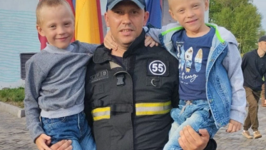 Фото: Череповецкий пожарный, гуляя с собакой, спас женщину из горящего дома