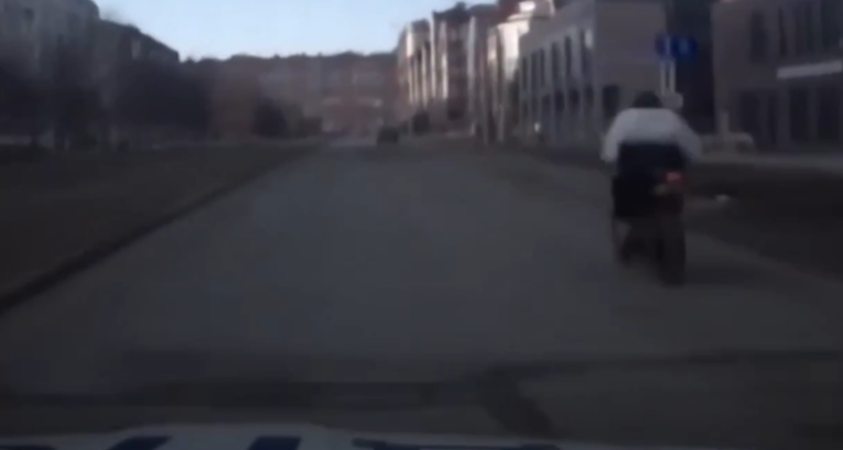 Фото: В Череповце мотоциклист без прав и номеров устроил погоню и врезался в автобус