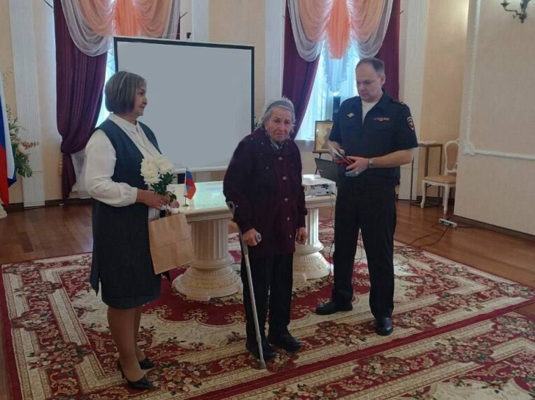 Фото: 88 летняя уроженка Казахстана получила российский паспорт в Череповецком округе