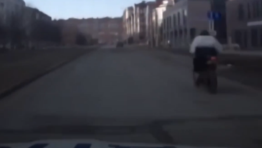 Фото: В Череповце мотоциклист без прав и номеров устроил погоню и врезался в автобус