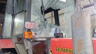 Фото: В Череповце неизвестные обстреляли трактор коммунальщиков из проезжающей машины