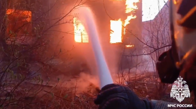 Фото: Двадцать специалистов и пять машин: в Череповце тушили пожар на 450 квадратах