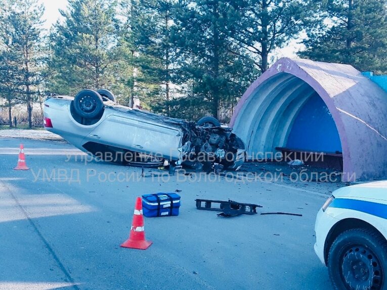 Фото: Иномарка въехала в автобусную остановку и перевернулась в Череповецком округе: есть пострадавшие