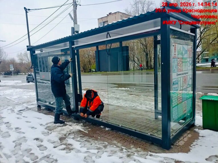 Фото: В Череповце восстанавливают остекление на остановках