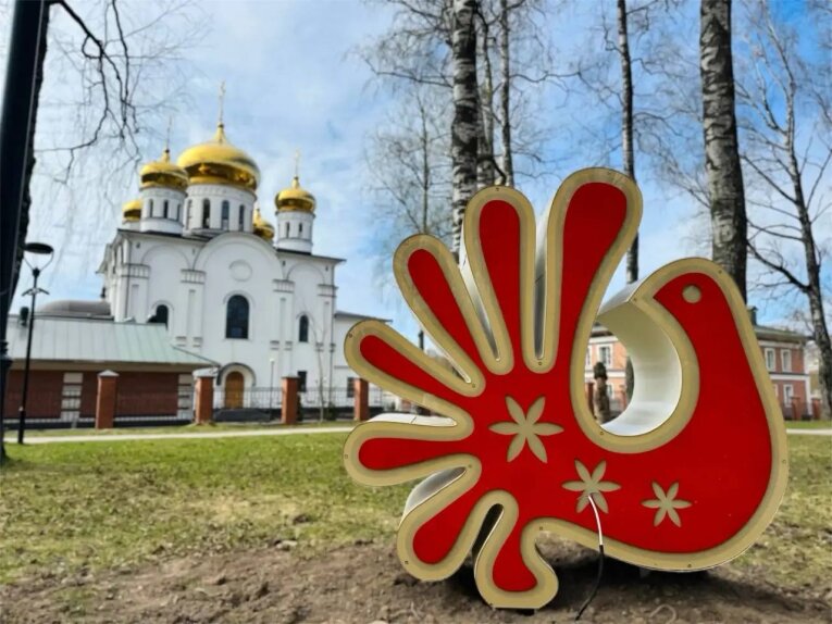 Фото: «Птичка счастья» и ангел: в Макаринской роще появились новые арт-объекты