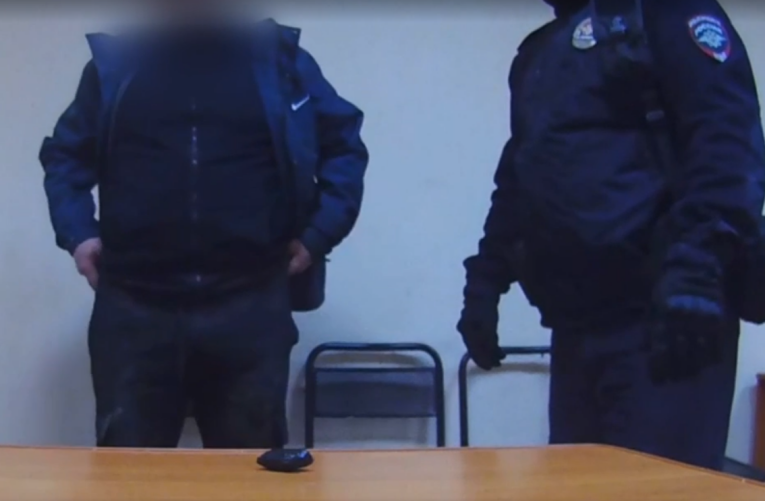 Фото: В Зашекснинском районе полицейские задержали мужчину с синтетическим наркотиком