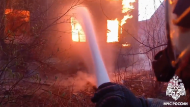 Фото: Двадцать специалистов и пять машин: в Череповце тушили пожар на 450 квадратах