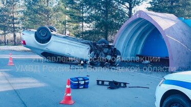 Фото: Иномарка въехала в автобусную остановку и перевернулась в Череповецком округе: есть пострадавшие