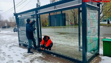 Фото: В Череповце восстанавливают остекление на остановках