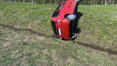 Фото: Женщина без прав устроила ДТП в Шекснинском округе: машина оказалась в кювете